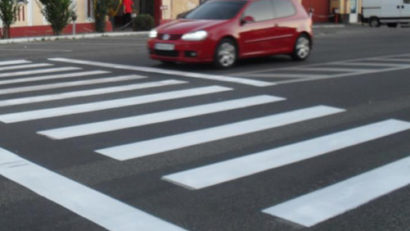 Ieri, 8 pietoni au fost loviţi pe trecere. Azi, 107 pietoni au fost amendaţi pentru traversare neregulamentara