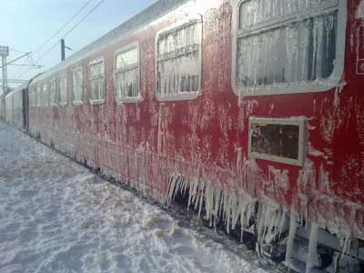 Viscolul provoacă haos şi pe calea ferată