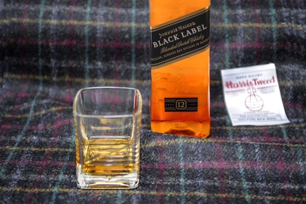 Succes la întâlnirea cu poliţiştii de la Rutieră: au apărut hainele cu parfum de whisky!