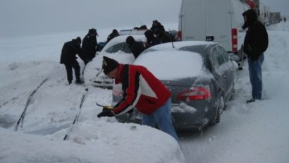 Şoferii blocaţi de nămeţi vor putea înnopta la primăria Târguşor