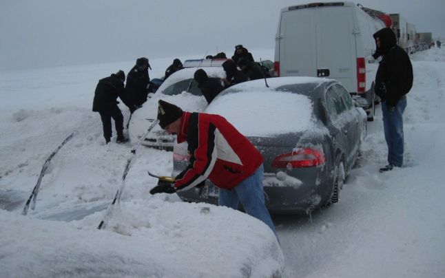 Şoferii blocaţi de nămeţi vor putea înnopta la primăria Târguşor