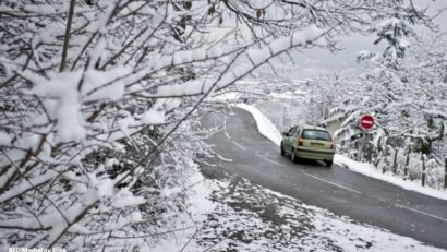 Cum să conducem în siguranţă pe drumuri acoperite cu polei