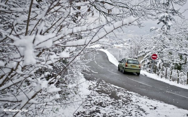 Cum să conducem în siguranţă pe drumuri acoperite cu polei