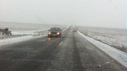 ATENŢIE, ŞOFERI! Condiţii de iarnă în trafic, luni dimineaţa, în Dobrogea