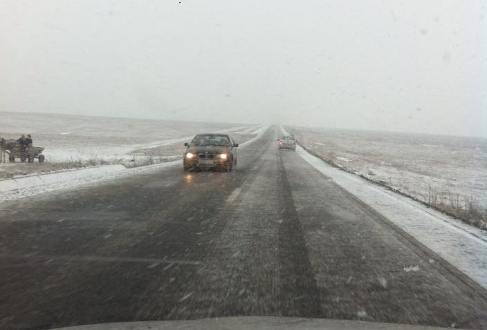 ATENŢIE, ŞOFERI! Condiţii de iarnă în trafic, luni dimineaţa, în Dobrogea