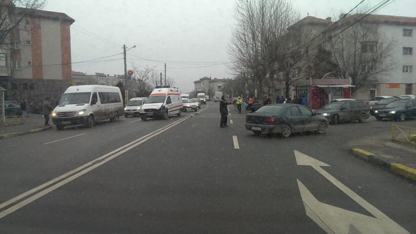 (UPDATE). AMBULANŢĂ implicată. Persoană rănită într-un accident de circulaţie, la Murfatlar