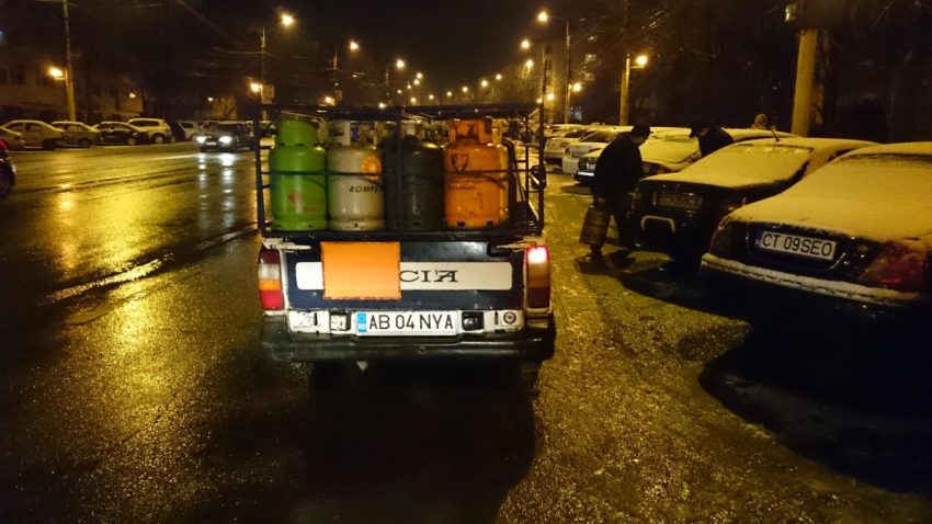 Butelii „înfipte” sub maşini parcate pe strada Soveja, după ce au căzut dintr-o autoutilitară aflată în mers!