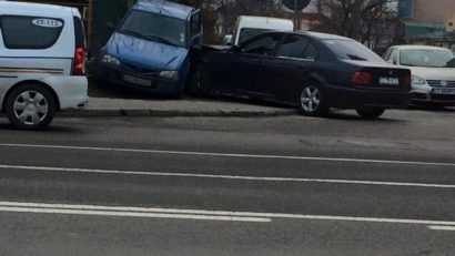 (UPDATE) Accident rutier pe strada Dezrobirii. Un tânăr BĂUT a lovit PATRU maşini