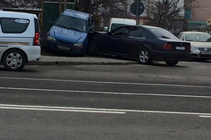 (UPDATE) Accident rutier pe strada Dezrobirii. Un tânăr BĂUT a lovit PATRU maşini