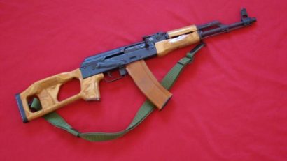 Armele teroriştilor care au atacat redacţia Charlie Hebdo, posibil să fi fost fabricate în România sau Bulgaria