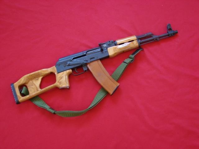 Armele teroriştilor care au atacat redacţia Charlie Hebdo, posibil să fi fost fabricate în România sau Bulgaria
