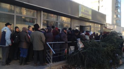 (FOTO) Îmbulzeală din prima zi la acordarea ajutoarelor europene, în Constanţa. Cât de mare este coada înainte de închidere