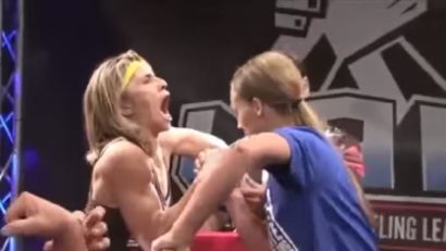 (VIDEO) Când sexul slab e tare. Şi gălăgios