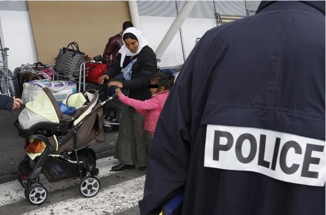 Un primar din Franţa refuză înmormântarea unui bebeluş rom