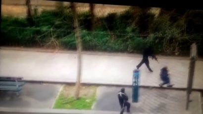 (VIDEO) ATENŢIE, imagini şocante: cei doi terorişti din Paris EXECUTĂ un poliţist
