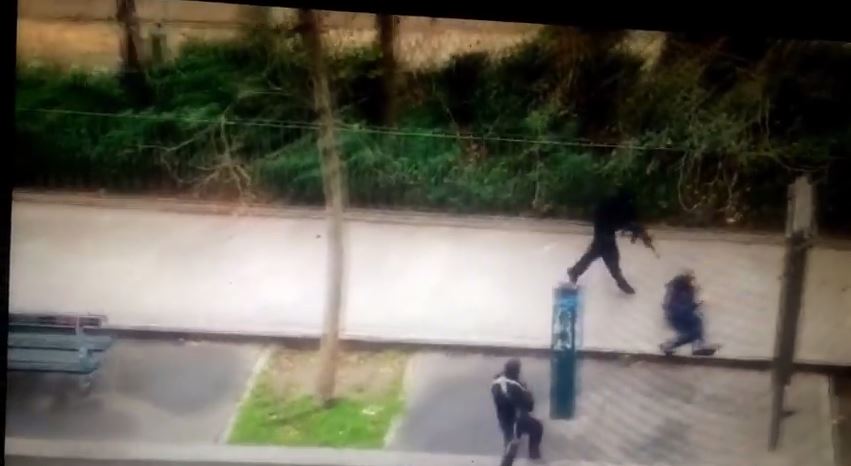(VIDEO) ATENŢIE, imagini şocante: cei doi terorişti din Paris EXECUTĂ un poliţist