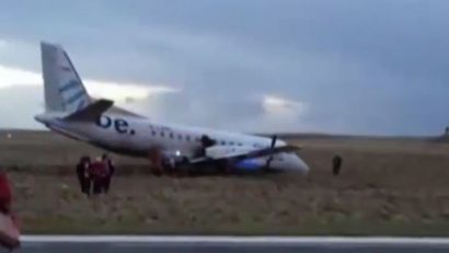(VIDEO) Patru răniţi în Scoţia, după ce un avion a ieşit de pe pistă din cauza vântului