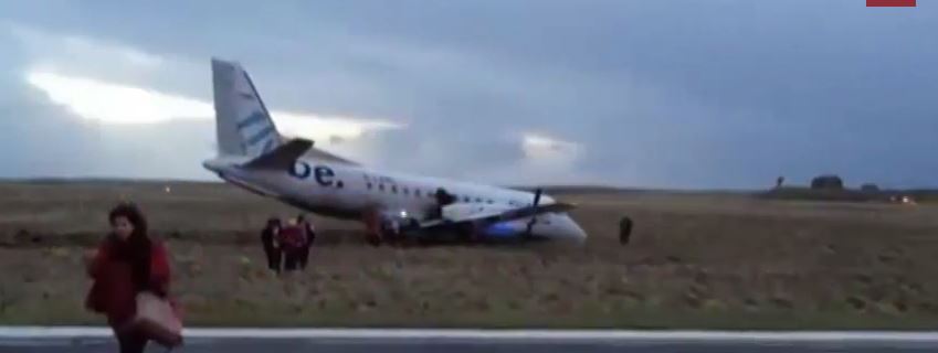 (VIDEO) Patru răniţi în Scoţia, după ce un avion a ieşit de pe pistă din cauza vântului