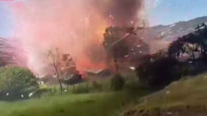(VIDEO) O fabrică de artificii EXPLODEAZĂ