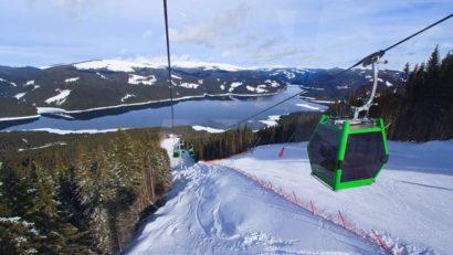 Zeci de turişti din staţiunea montană Voineasa, blocaţi ore în şir în telegondole