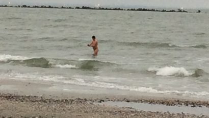 EXCLUSIV – FOTO: Baie în Marea Neagră în mijlocul iernii!