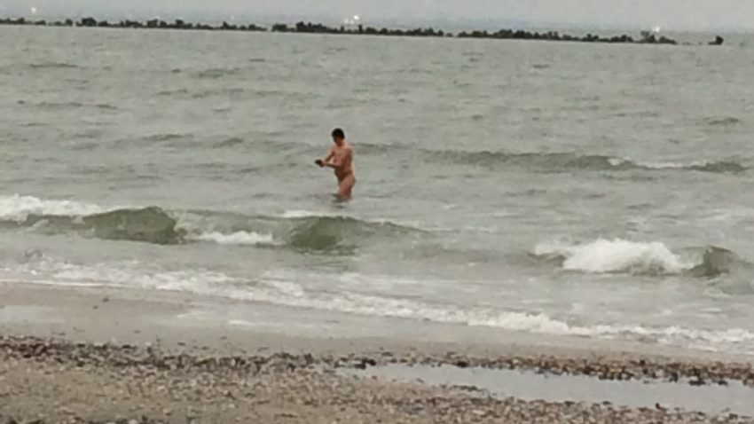 EXCLUSIV – FOTO: Baie în Marea Neagră în mijlocul iernii!