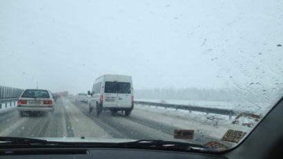 (FOTO) Ninsorile îngreunează circulaţia în Dobrogea. Pe autostrada A2 s-au format cozi