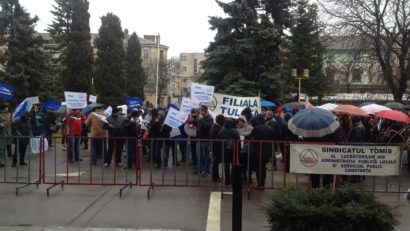 (FOTO) Miting al sindicaliștilor din Primăria Constanța în fața Prefecturii