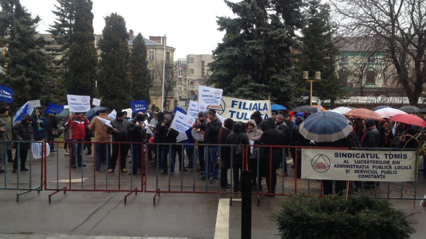 (FOTO) Miting al sindicaliștilor din Primăria Constanța în fața Prefecturii