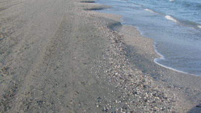 Continuă lucrările de lărgire a plajelor de la Marea Neagră