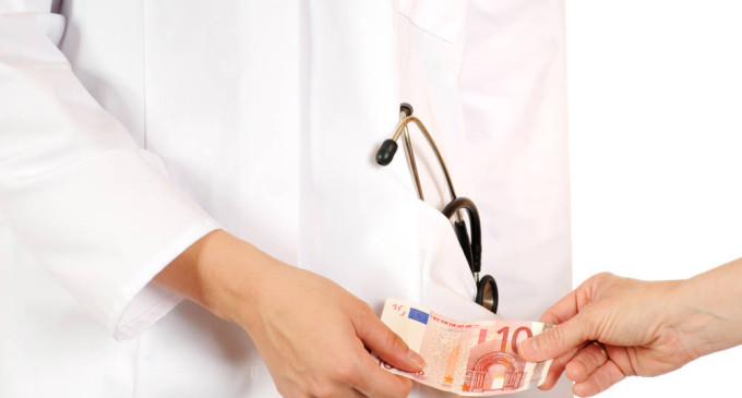 Medicii constănţeni prinşi că luau mită de la pacienţi cer clemenţă!