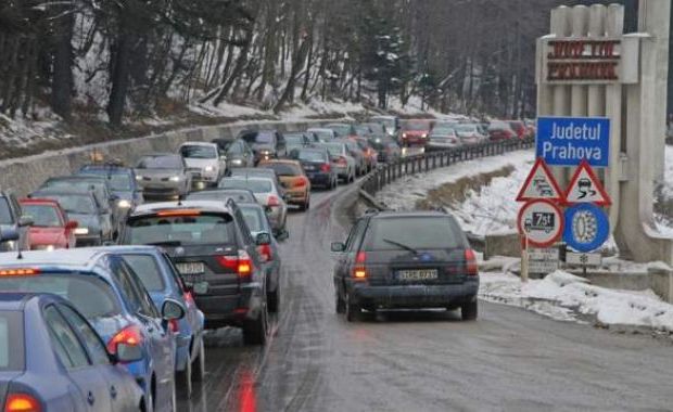 Trafic de coşmar, românii se întorc acasă. Află unde sunt cele mai aglomerate zone