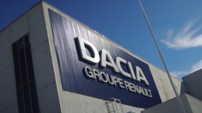 Salariaţii de la DACIA ameninţă cu greva, iar conducerea, cu automatizarea