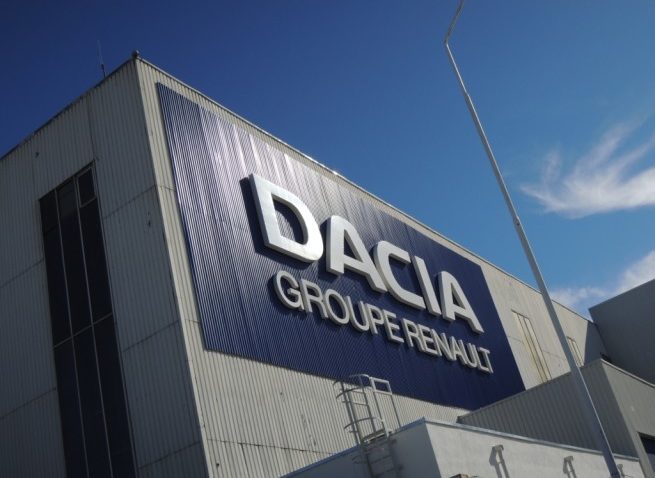 Salariaţii de la DACIA ameninţă cu greva, iar conducerea, cu automatizarea