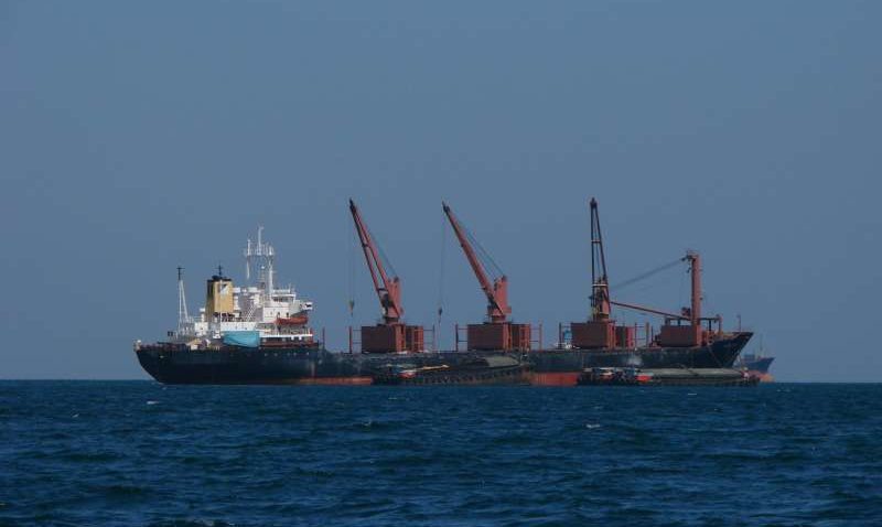 Doi marinari români, aduși la țărm după cinci luni petrecute pe un cargo blocat în largul țărmului brazilian