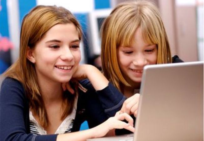 STUDIU: Reţelele de socializare schimbă viziunea tinerilor asupra prieteniei