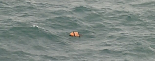 (VIDEO) Două fragmente mari din avionul AirAsia, găsite pe fundul Mării Java