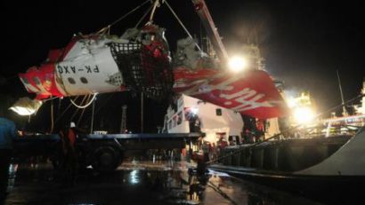 Una din cutiile negre ale avionului AirAsia, scoasă la suprafață