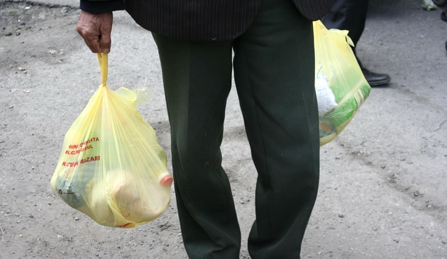 Pachete cu alimente pentru pensionarii cu venituri mici şi persoanele cu handicap