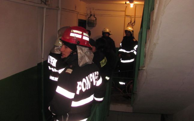 Locatari EVACUAŢI. Un bărbat a ameninţat că aruncă un bloc în aer, la Tulcea!