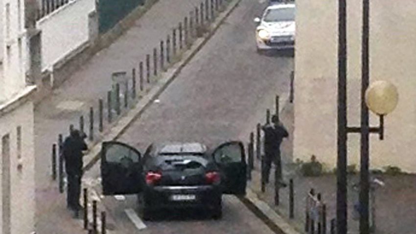 Ministrul de Interne francez: ‘Trei criminali’, implicați în atentatul din Paris