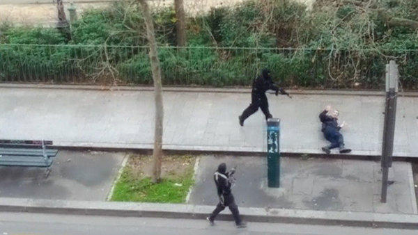 (UPDATE) Presa franceză: Atacatorii de la Paris au fost identificaţi şi localizaţi