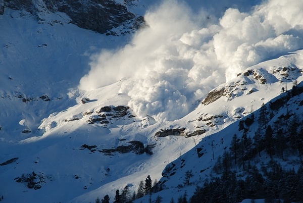 ATENŢIE, dacă vă aflaţi la munte. Risc de AVALANŞE în Munţii Făgăraş şi Bucegi