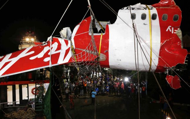 O nouă încercare eşuată de a recupera epava avionului prabuşit AirAsia QZ8501