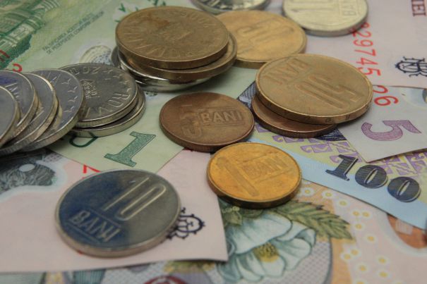 Salariul minim brut crește în 2016 la 1.200 de lei