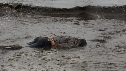 (EXCLUSIV-FOTO-VIDEO): DESCOPERIRE MACABRĂ PE PLAJA DIN FAŢA RADIO CONSTANŢA: A fost adus la mal cadavrul studentului la Academia Navală