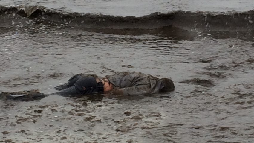 (EXCLUSIV-FOTO-VIDEO): DESCOPERIRE MACABRĂ PE PLAJA DIN FAŢA RADIO CONSTANŢA: A fost adus la mal cadavrul studentului la Academia Navală