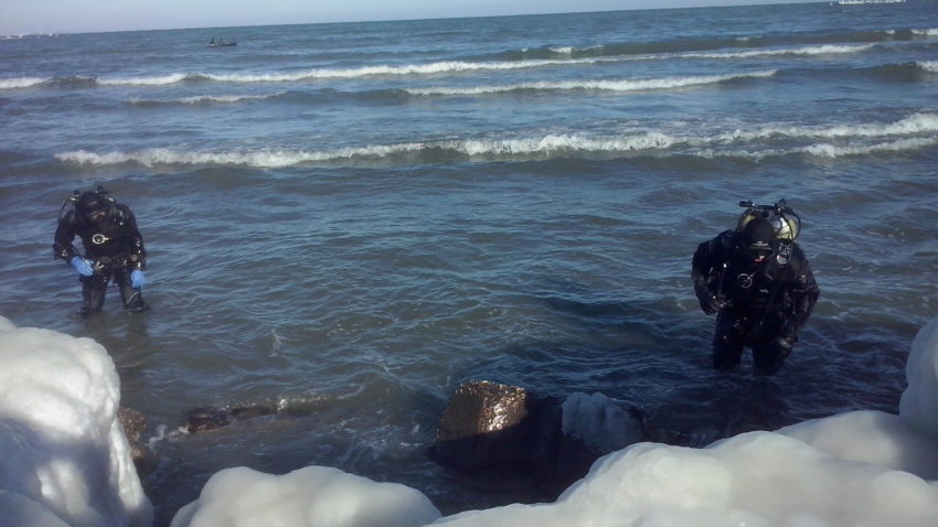 (AUDIO + FOTO) Un student la Marină, care ar fi ameninţat că se aruncă în mare, e căutat acum de scafandri