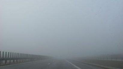 Atenţie şoferi! Vizibilitate scăzută pe autostrada Soarelui şi pe majoritatea drumurilor naţionale