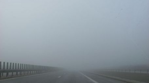 Atenţie şoferi! Vizibilitate scăzută pe autostrada Soarelui şi pe majoritatea drumurilor naţionale